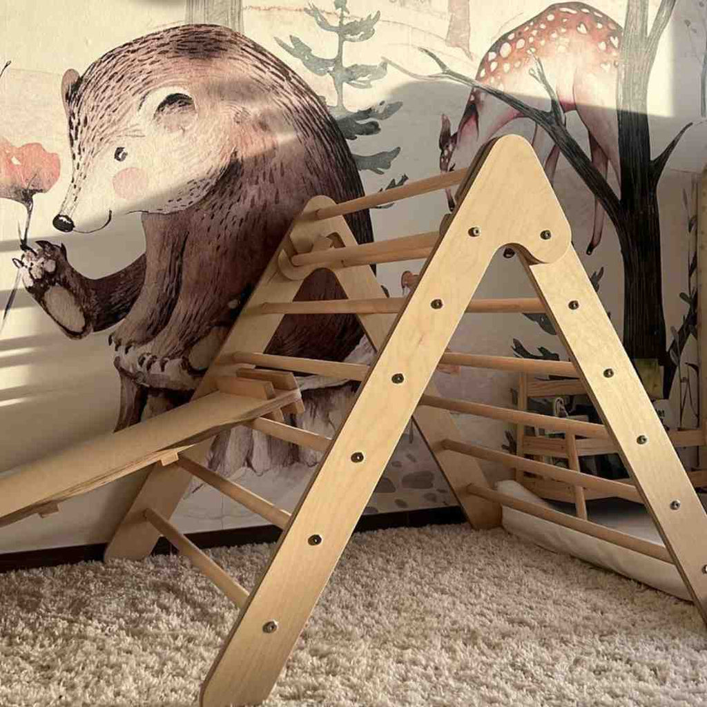 kletterdreieck-mit-rutsche-tapete-kinderzimmer